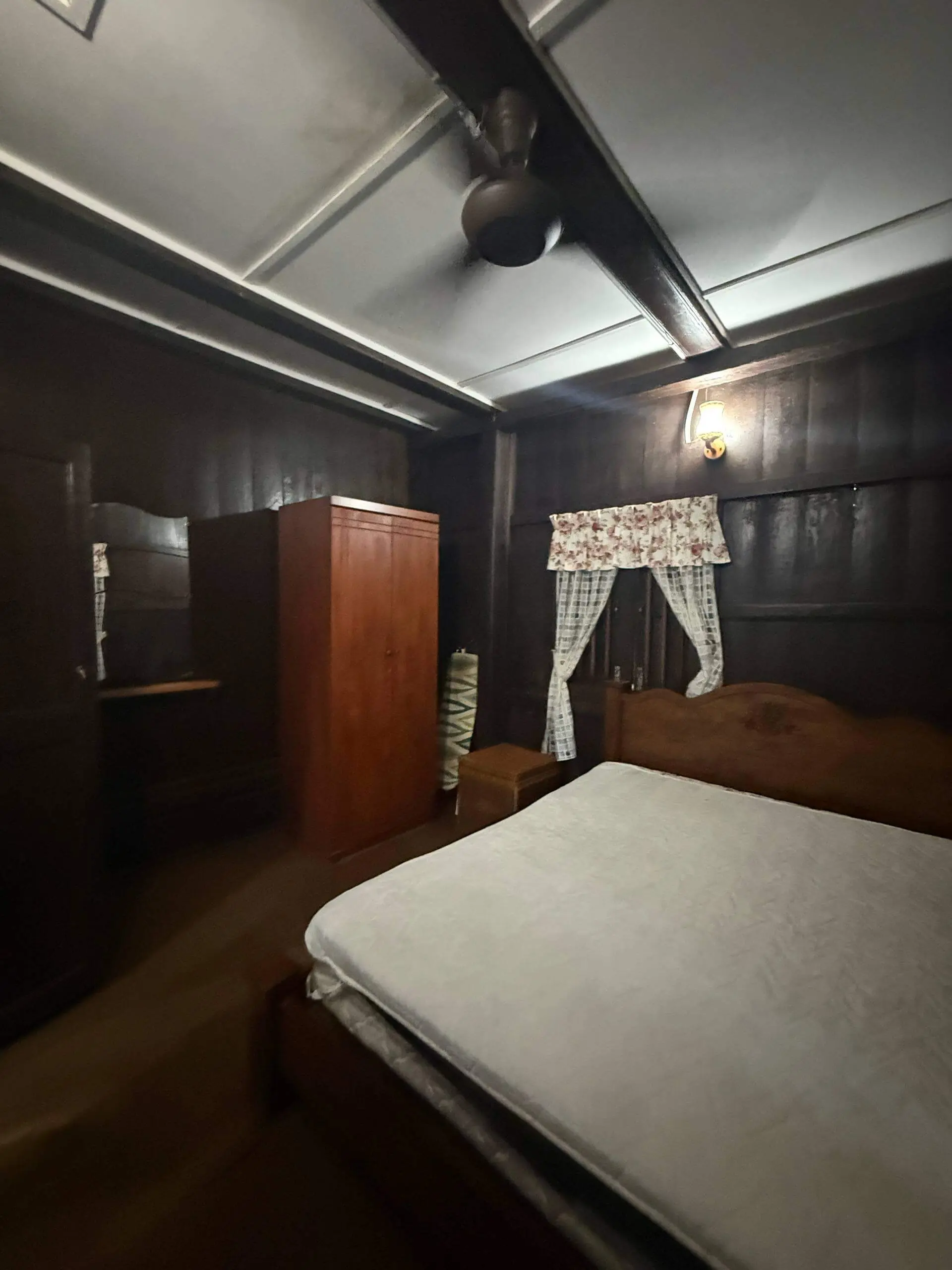 Bilik tidur utama luas dengan penghawa dingin di Homestay Warisan Moyang Alor Gajah