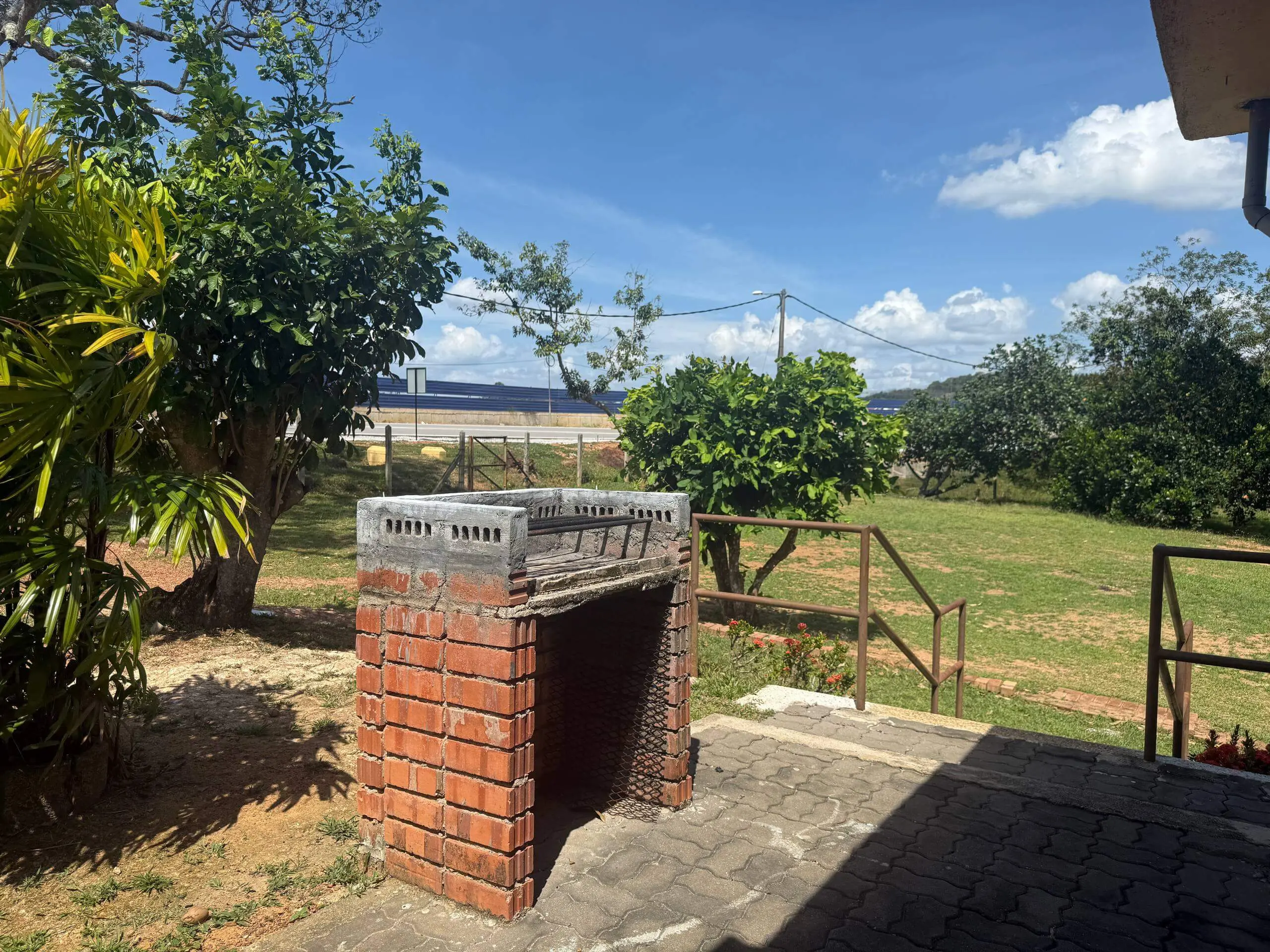 Kawasan BBQ yang luas untuk hari keluarga di Homestay Alor Gajah