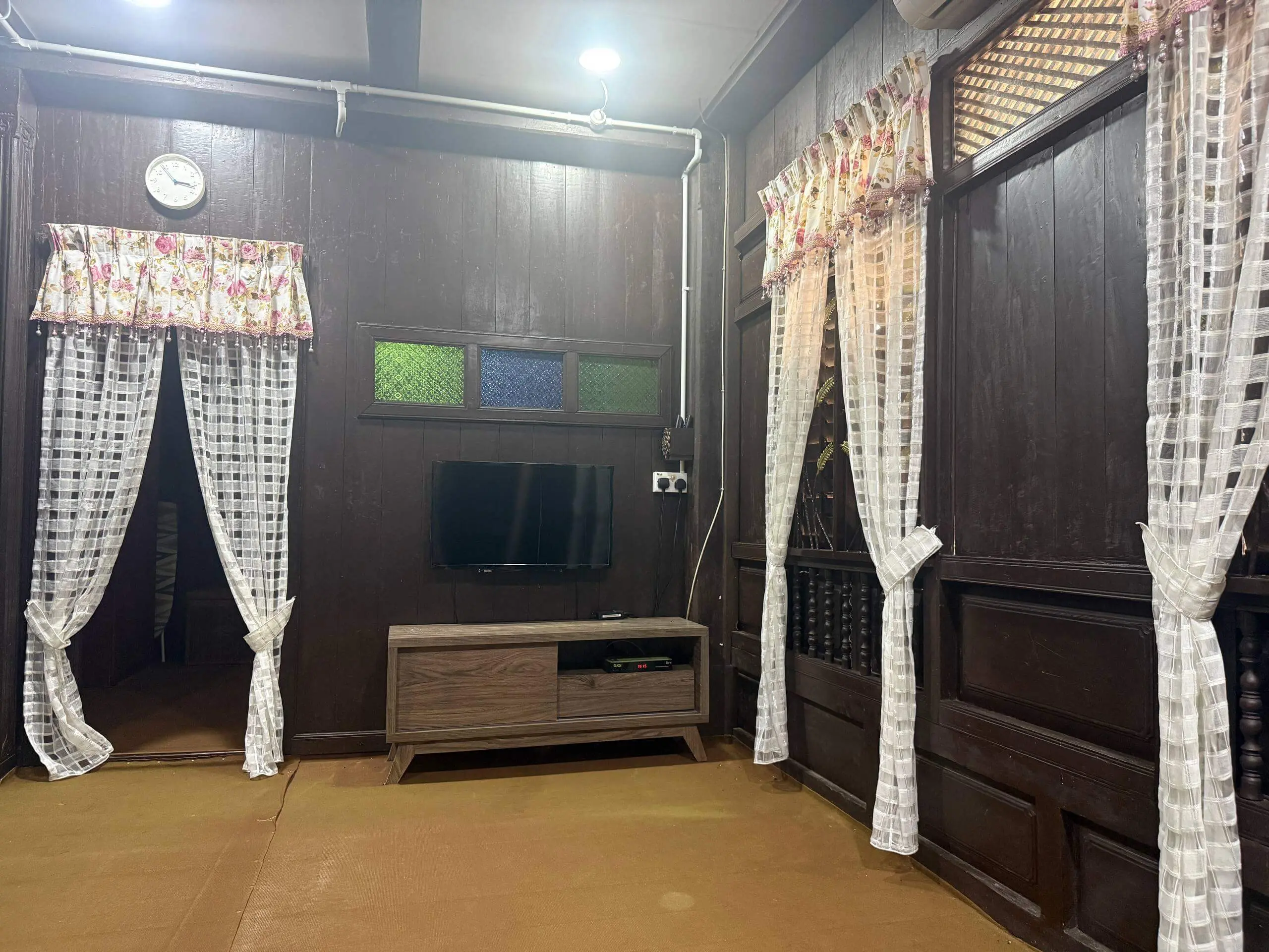 Ruang tamu selesa dan luas untuk berkumpul di Homestay Melaka